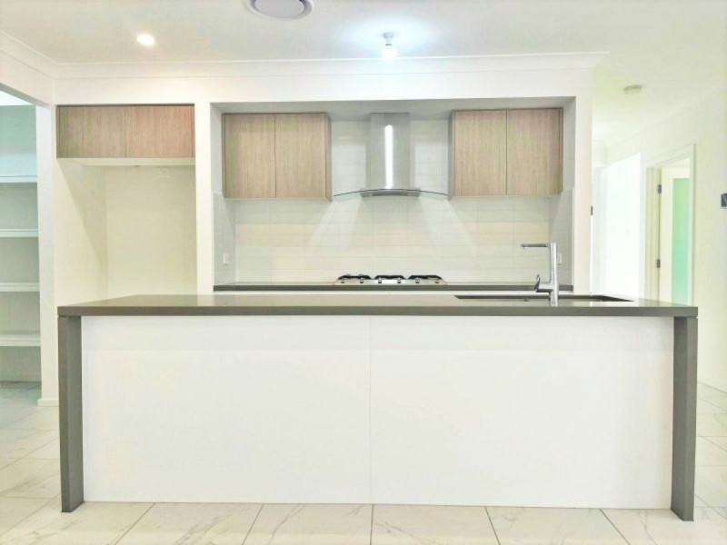 6 Sunny Pl, St Johns Park NSW 2176