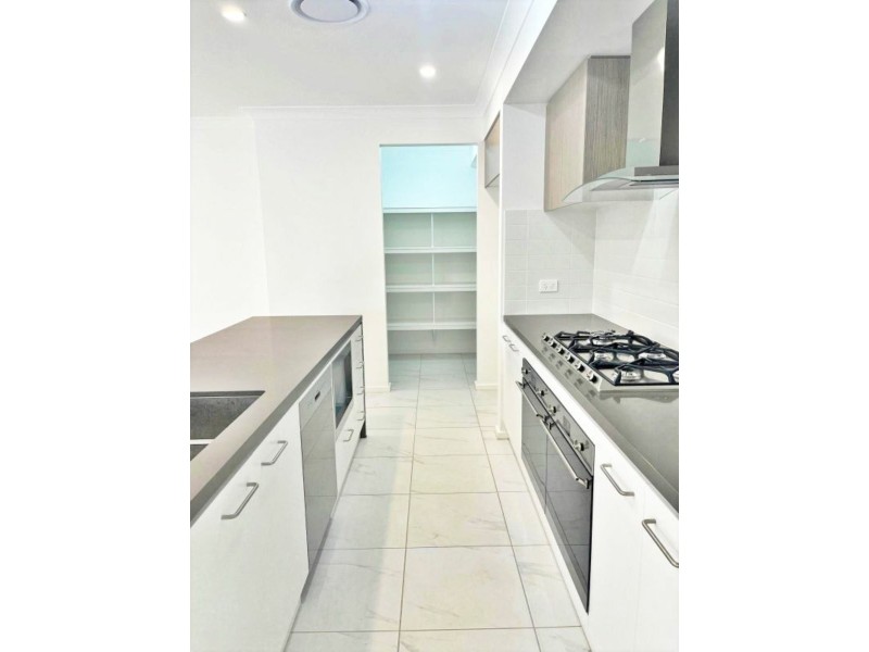 6 Sunny Pl, St Johns Park NSW 2176
