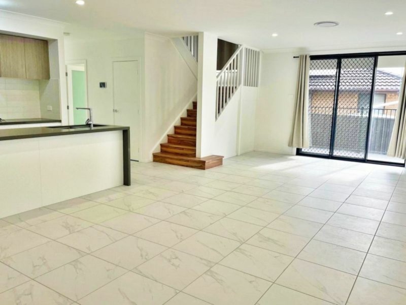 6 Sunny Pl, St Johns Park NSW 2176