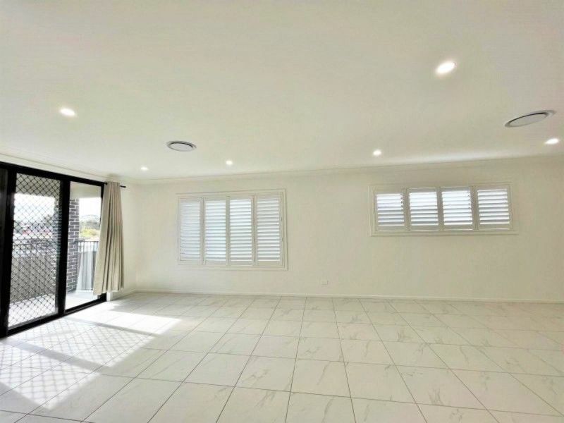 6 Sunny Pl, St Johns Park NSW 2176