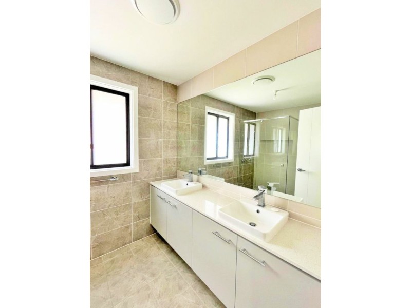 6 Sunny Pl, St Johns Park NSW 2176