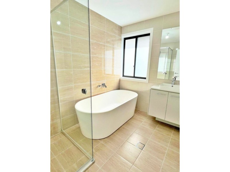 6 Sunny Pl, St Johns Park NSW 2176