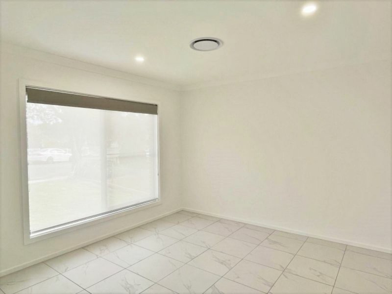 6 Sunny Pl, St Johns Park NSW 2176