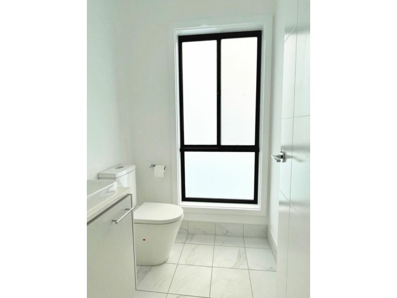 6 Sunny Pl, St Johns Park NSW 2176
