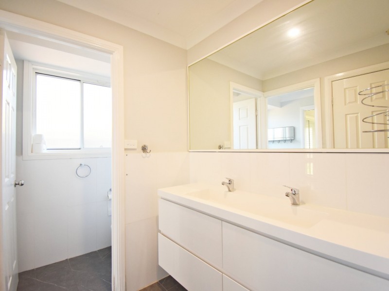 54 Whitsunday Circuit, Green Valley NSW 2168