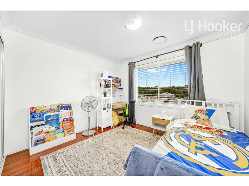 4 Glider Ave, Middleton Grange NSW 2171