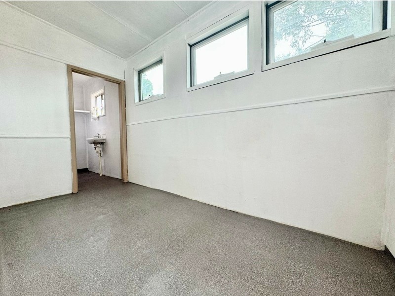 6 GLEN PL, Pendle Hill NSW 2145