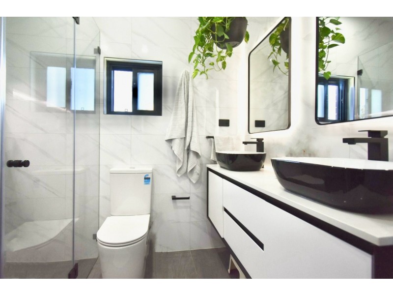 2 LEWIN CRESCENT, Bradbury NSW 2560