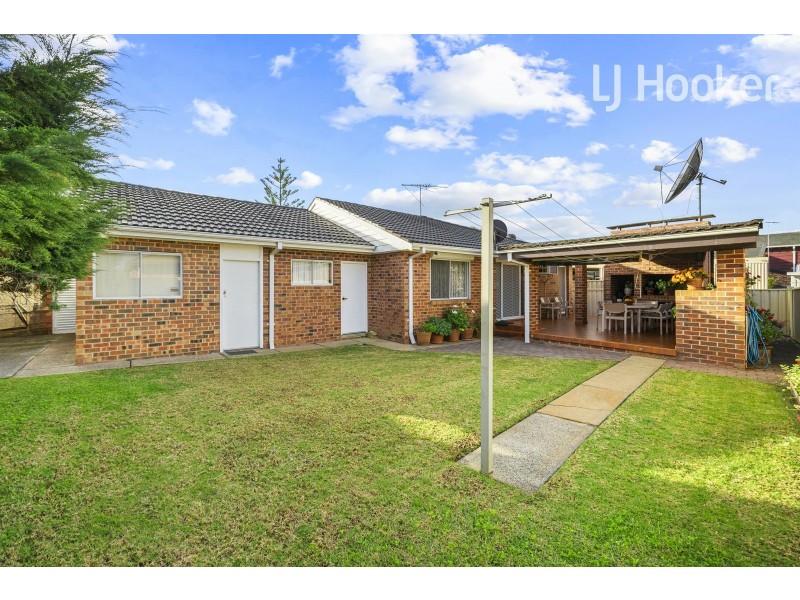 17 ST KILDA ST, St Johns Park NSW 2176
