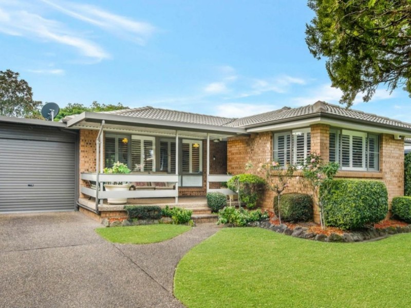 5 Glenroy Cres, St Johns Park NSW 2176