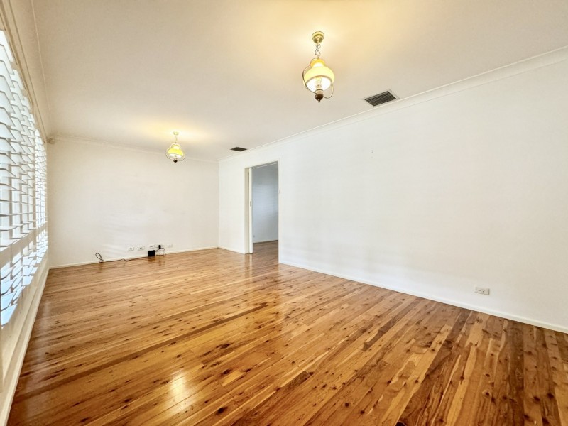 5 Glenroy Cres, St Johns Park NSW 2176