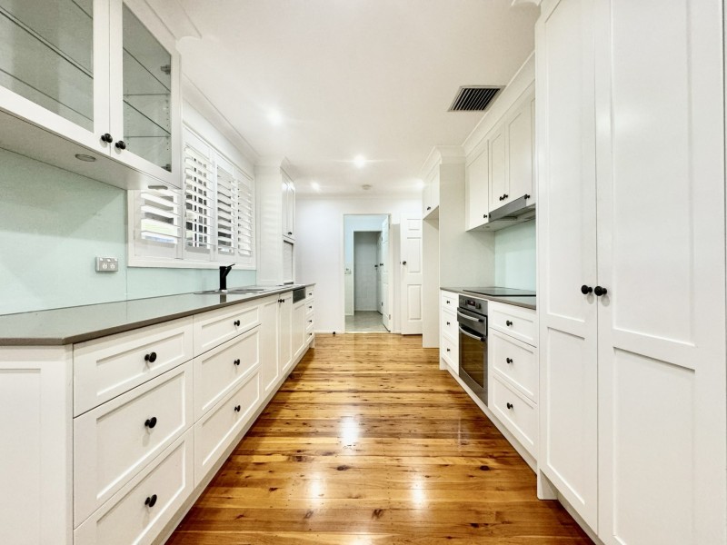 5 Glenroy Cres, St Johns Park NSW 2176