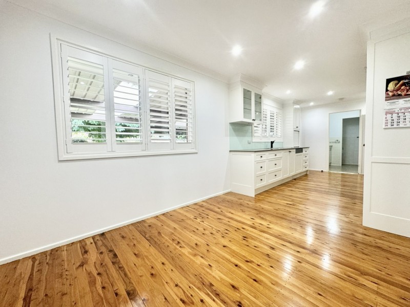 5 Glenroy Cres, St Johns Park NSW 2176