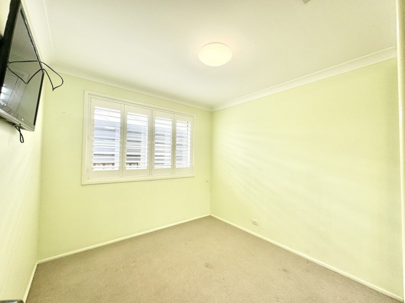 5 Glenroy Cres, St Johns Park NSW 2176