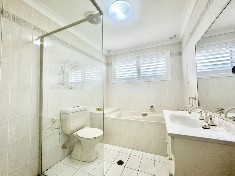 5 Glenroy Cres, St Johns Park NSW 2176