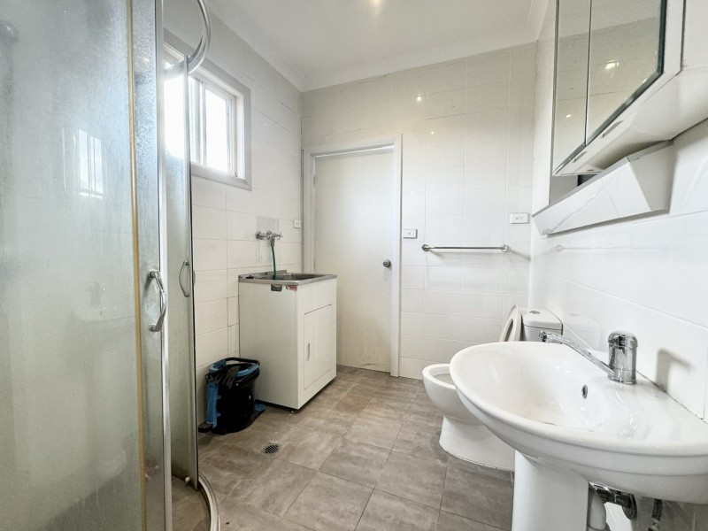 25D Avoca Rd, Canley Heights NSW 2166