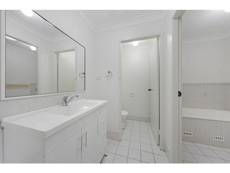 2/2 Skyfarmer Pl, Raby NSW 2566