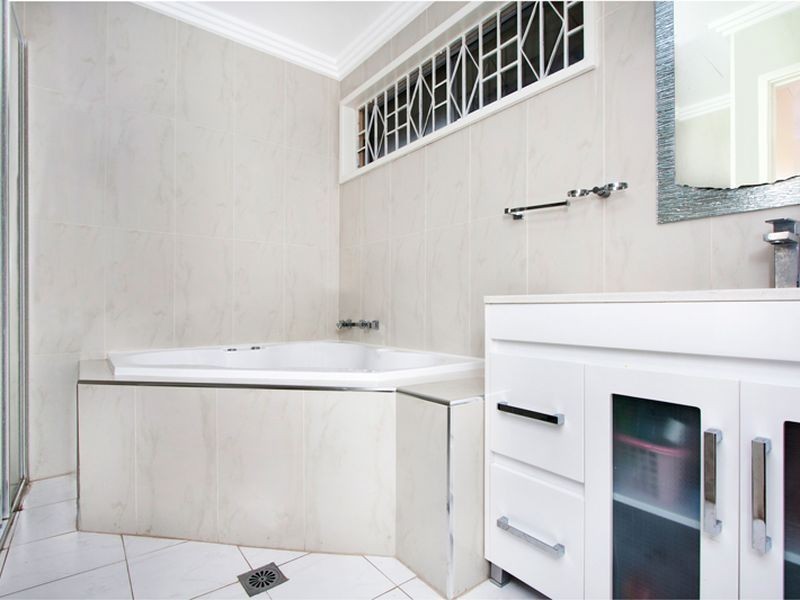 2 Lucy Avenue, Lansvale NSW 2166