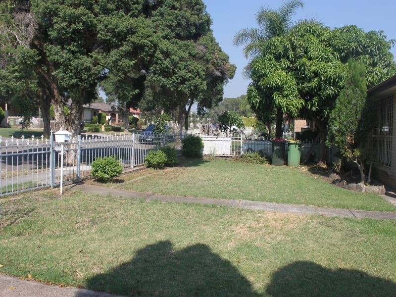 20 Sunny Place, St Johns Park NSW 2176