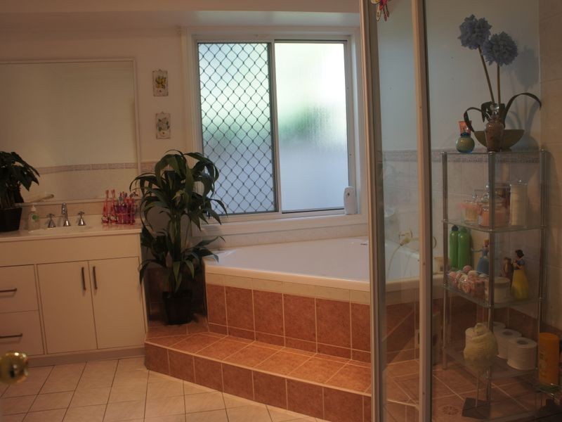 10 Daniel Place, Green Valley NSW 2168