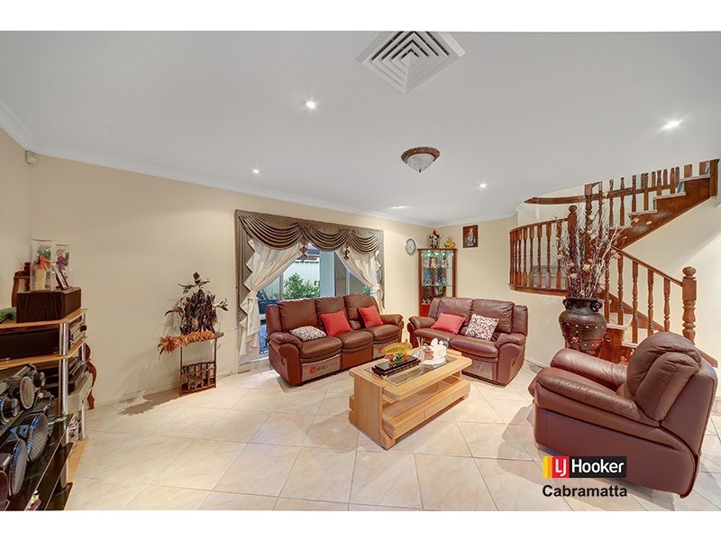 34 Buranda Crescent, St Johns Park NSW 2176