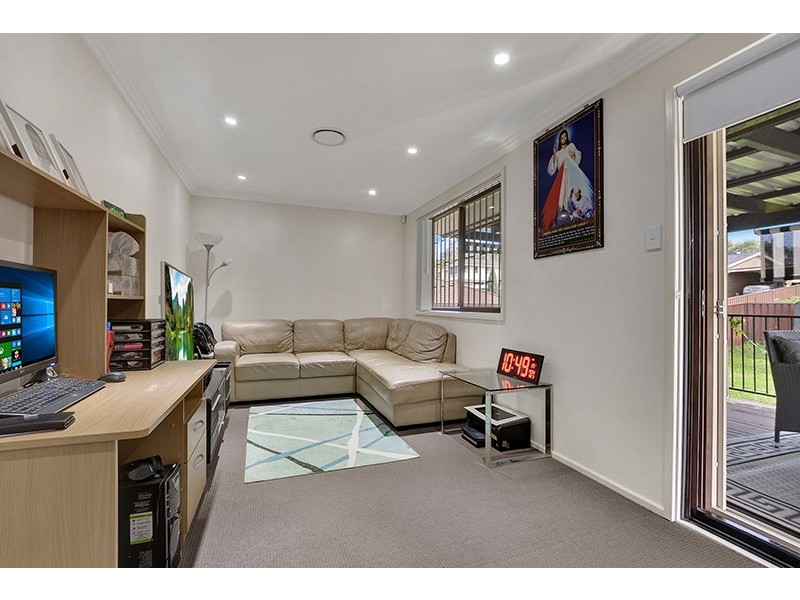 33 Fluorite Place, Eagle Vale NSW 2558
