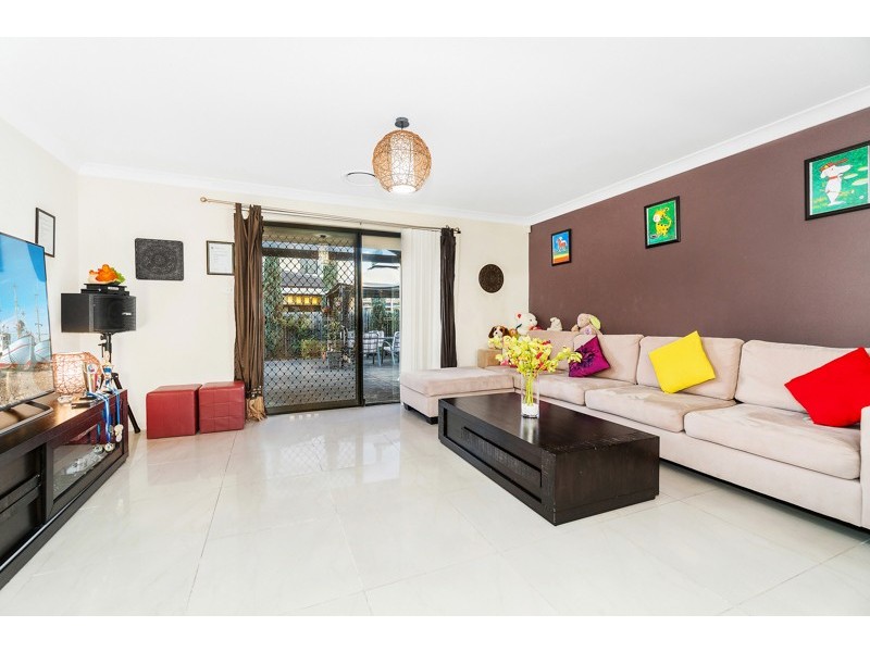 4 Yeronga Close, St Johns Park NSW 2176