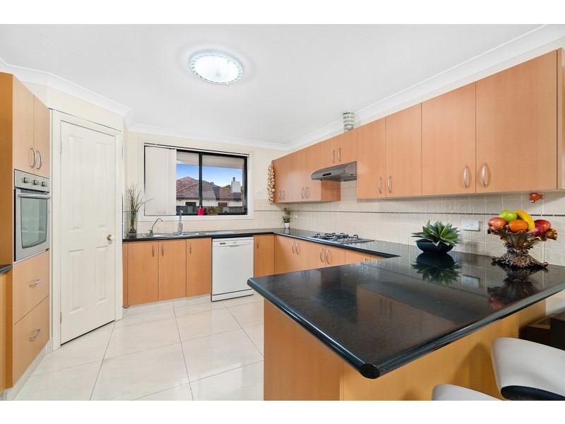 4 Yeronga Close, St Johns Park NSW 2176