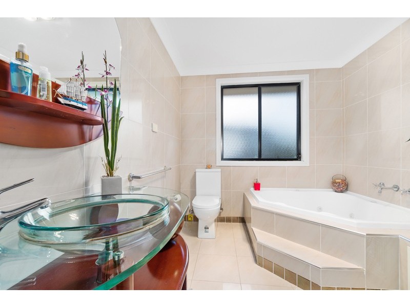 4 Yeronga Close, St Johns Park NSW 2176