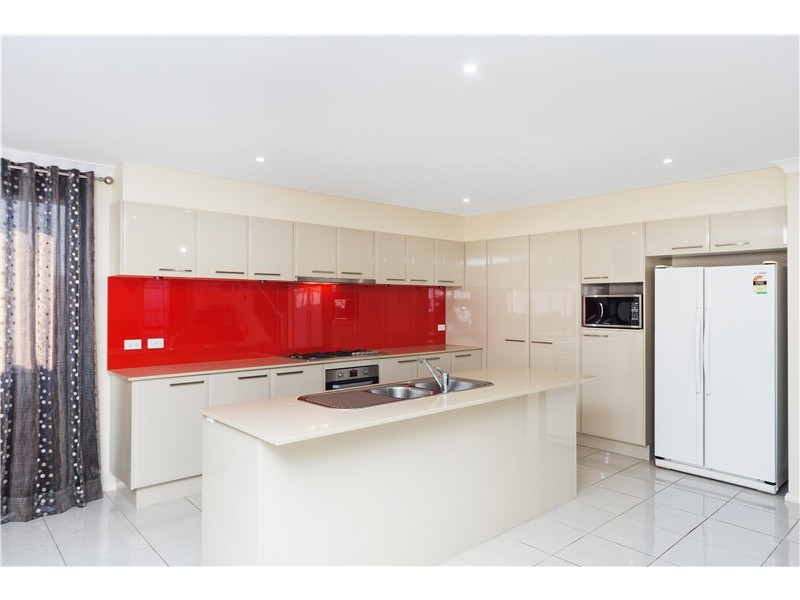 5 Eleanor Drive, Glenfield NSW 2167