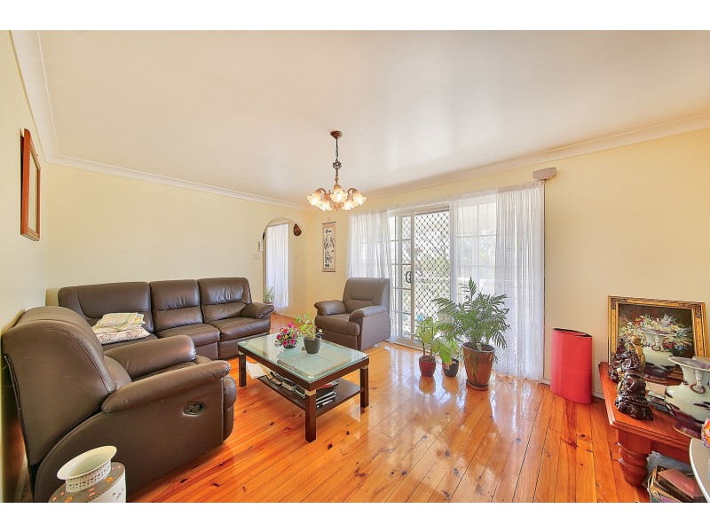 4 Kooyong Street, St Johns Park NSW 2176