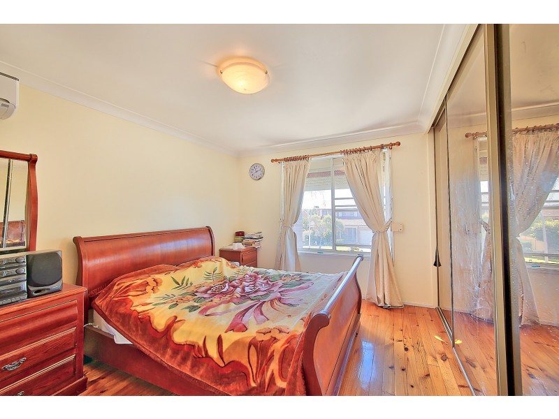 4 Kooyong Street, St Johns Park NSW 2176