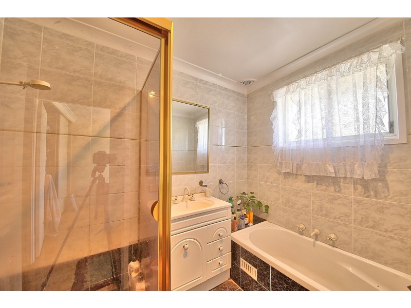 4 Kooyong Street, St Johns Park NSW 2176