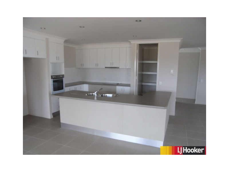 32 Lambert Drive, Moranbah QLD 4744