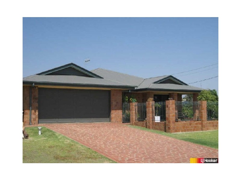 2 Macpherson Street, Moranbah QLD 4744