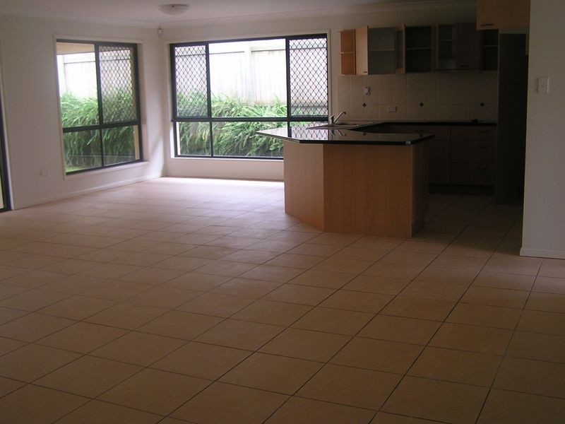 8 Linderman Place, Redland Bay QLD 4165