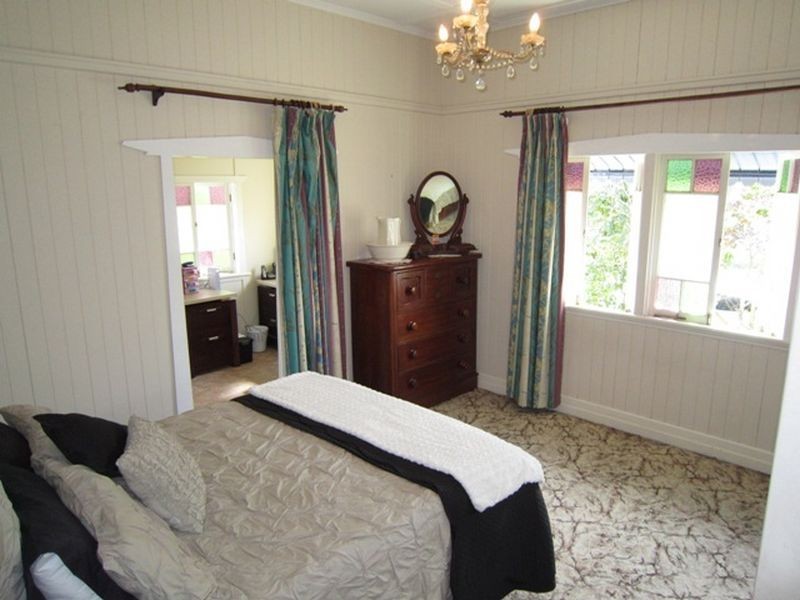 126 Barton Rd, Hawthorne QLD 4171