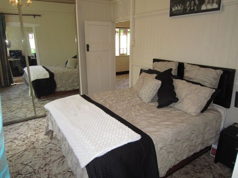 126 Barton Rd, Hawthorne QLD 4171