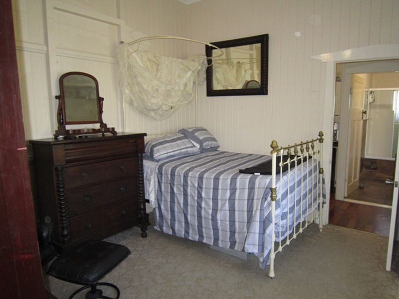 126 Barton Rd, Hawthorne QLD 4171