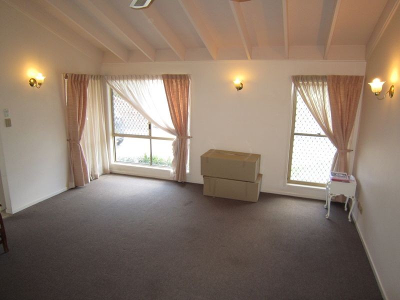 147 Meadowlands Road, Carindale QLD 4152