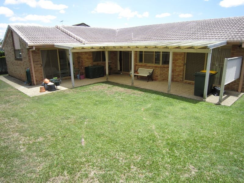 147 Meadowlands Road, Carindale QLD 4152