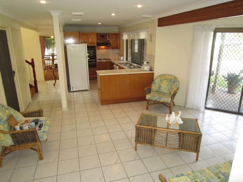 145 Meadowlands Road, Carindale QLD 4152