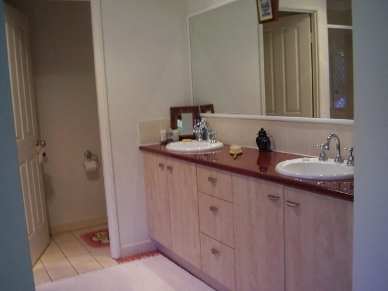 8 Lindeman Place, Redland Bay QLD 4165