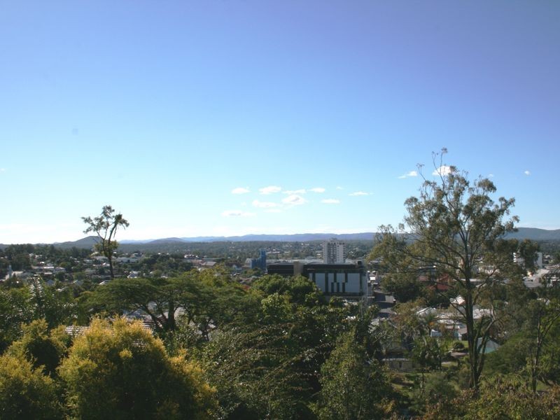 11 CHELMSFORD AVENUE, Ipswich QLD 4305