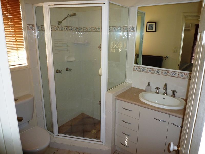 2 Oriole Close, Flinders View QLD 4305