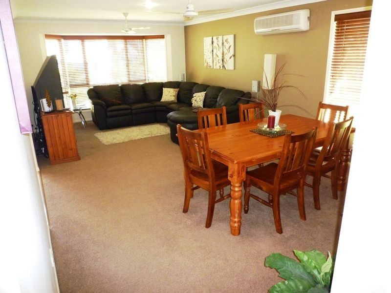 2 Oriole Close, Flinders View QLD 4305