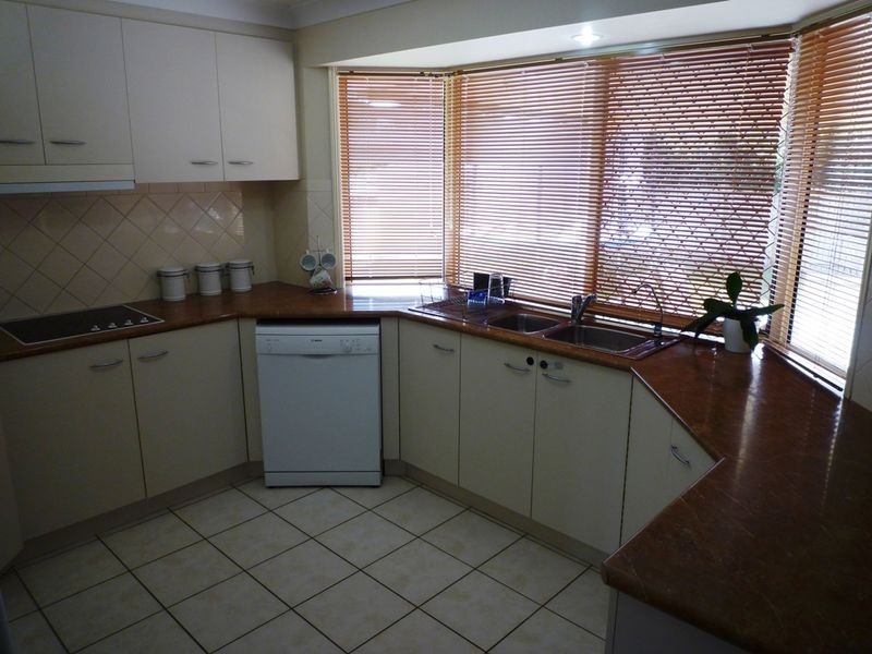 2 Oriole Close, Flinders View QLD 4305