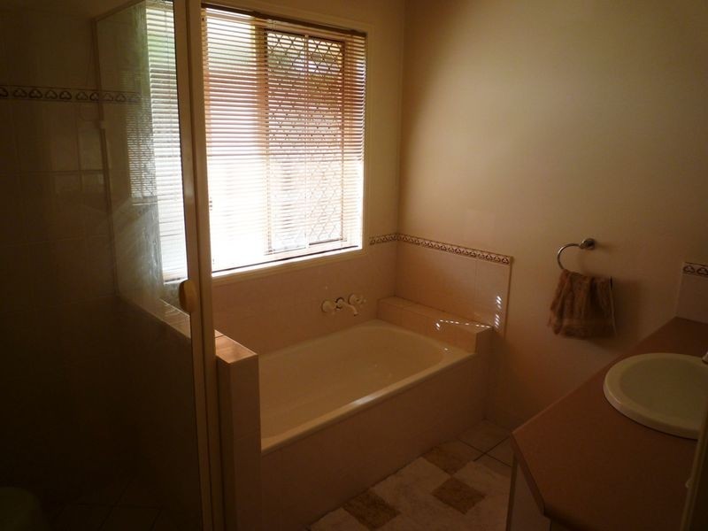 2 Oriole Close, Flinders View QLD 4305