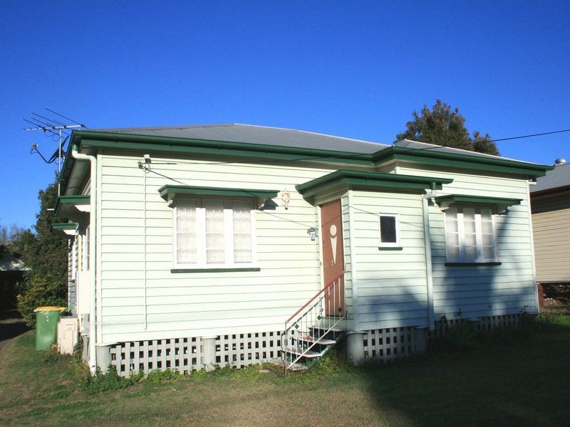 4 MCGRATH LANE, Booval QLD 4304