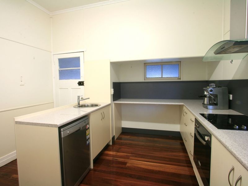 4 MCGRATH LANE, Booval QLD 4304